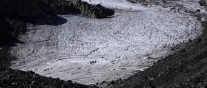Eine Gruppe von Wanderern wandert auf dem Jamtalferner-Gletscher bei Galtür.