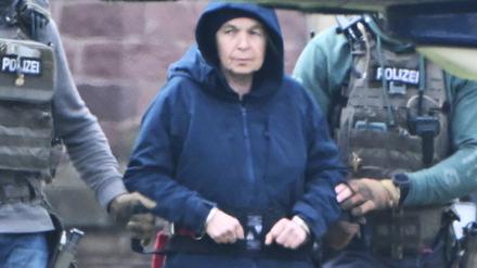 Im Innenhof eines Behördenzentrums wird die frühere RAF-Terroristin Daniela Klette zu einem Hubschrauber geführt.