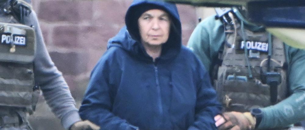 Im Innenhof eines Behördenzentrums wird die frühere RAF-Terroristin Daniela Klette zu einem Hubschrauber geführt. 