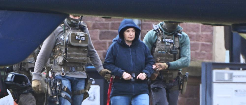 07.03.2024, Baden-Württemberg, Karlsruhe: Im Innenhof eines Behördenzentrums wird die frühere RAF-Terroristin Daniela Klette zu einem Hubschrauber geführt.