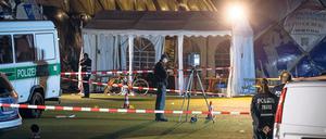 Kriminaltechnische Mitarbeiter der Berliner Polizei untersuchen am 28. September 2016 den Tatort vor der Traglufthalle einer Flüchtlingsunterkunft in der Kruppstraße in Berlin-Moabit.