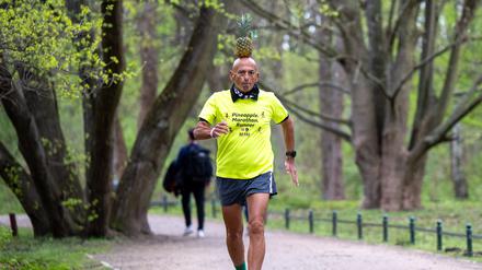 Moshe Lederfien, ein israelischer Marathon-Läufer, der bei seinen Läufen stets eine Ananas auf dem Kopf trägt, läuft durch den Tiergarten.