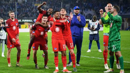 So sehen glückliche Sieger aus. Hertha feiert das 3:2 in Paderborn.