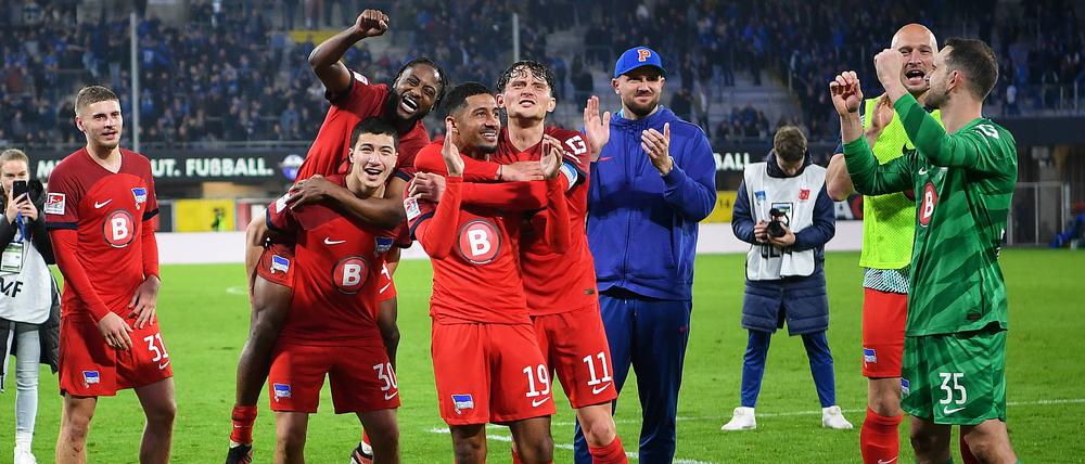 So sehen glückliche Sieger aus. Hertha feiert das 3:2 in Paderborn.