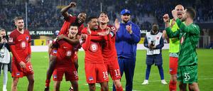 So sehen glückliche Sieger aus. Hertha feiert das 3:2 in Paderborn.