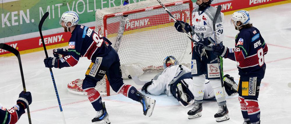 Passt. Marcel Noebels (links) nach seinem Tor zum 3:1 am Freitag.