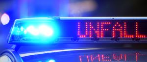 Auf einem Polizeifahrzeug warnt eine Leuchtschrift vor einer Unfallstelle. (Symbolbild)