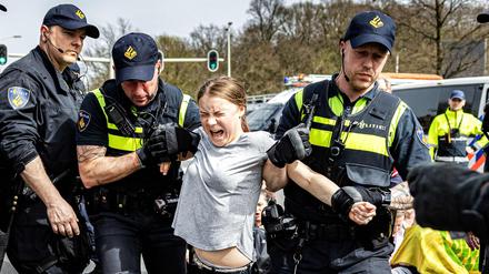 Die Polizei nahm Greta Thunberg und andere Demonstranten in Den Haag in Gewahrsam.