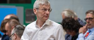Hans-Christoph Berndt, Kandidat für den Spitzenplatz der AfD Brandenburg für die Landtagswahl, spricht beim Landesparteitag der AfD Brandenburg in der Wiesenhalle. Auf dem Programm steht die Wahl der Landesliste sowie der Verabschiedung des Wahlprogramms der AfD-Brandenburg für die Landtagswahl am 22. September 2024.