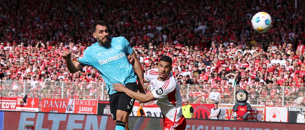 Nicht zu halten. Borja Iglesias (links) und Bayer Leverkusen blieben auch beim 1. FC Union (rechts Danilho Doekhi) ungeschlagen.