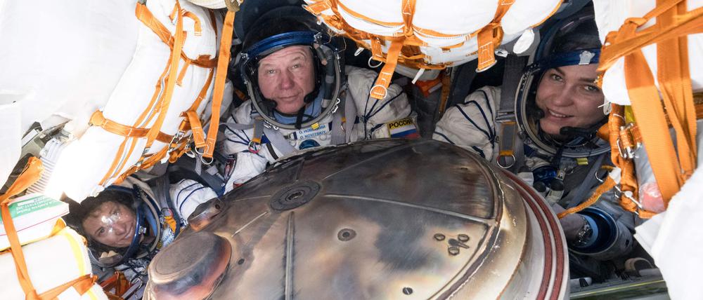 Dieses von der NASA am 6. April 2024 veröffentlichte Foto zeigt (von links) die US-Raumfahrerin Loral O’Hara, den Roscosmos-Kosmonauten Oleg Novitskiy und die weißrussische Raumfahrerin Marina Vasilevskaya im Inneren des Sojus MS-24-Raumschiffs nach der Landung in Kasachstan.