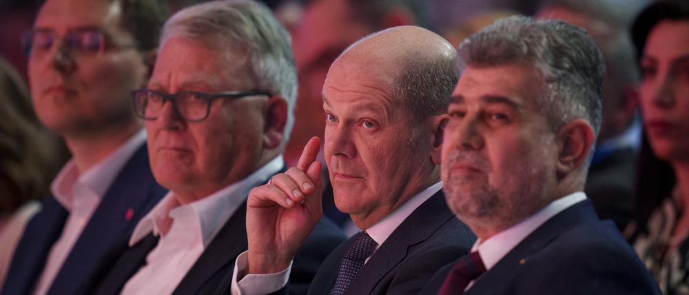 Olaf Scholz (2.v.r) bei der Konferenz der europäischen Sozialdemokraten (SPE) in Bukarest.