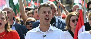 Péter Magyar nimmt am 06. April 2024 zusammen mit Aktivisten und Anhängern der politischen Opposition an einem Marsch und einer Demonstration gegen Orban teil.