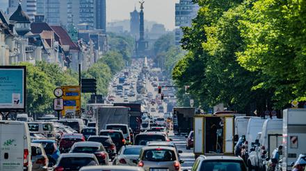 ARCHIV - 31.05.2021, Berlin: Autos, Lastwagen und Lieferfahrzeuge fahren auf dem Kaiserdamm in der Hauptstadt stadteinwärts.  (zu dpa: «Grüne wollen Lieferverkehr in die Nacht verlagern») Foto: Michael Kappeler/dpa +++ dpa-Bildfunk +++