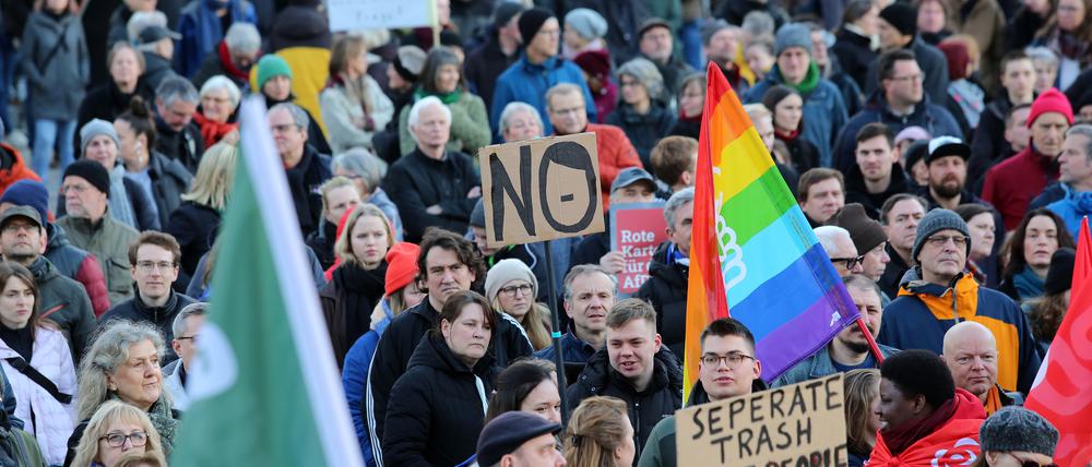 Demo gegen Rechts in Potsdam. Am 25. Februar um 16:30 Uhr organisierte die zivilgesellschaftliche Initiative “Zusammen gegen Rechts” in der Potsdamer Innenstadt eine Demonstration und Lichteraktion gegen den Rechtsruck und die Bedrohung der Demokratie durch die AfD.