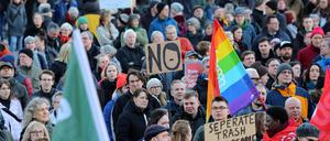 Demo gegen Rechts in Potsdam. Am 25. Februar um 16:30 Uhr organisierte die zivilgesellschaftliche Initiative “Zusammen gegen Rechts” in der Potsdamer Innenstadt eine Demonstration und Lichteraktion gegen den Rechtsruck und die Bedrohung der Demokratie durch die AfD.