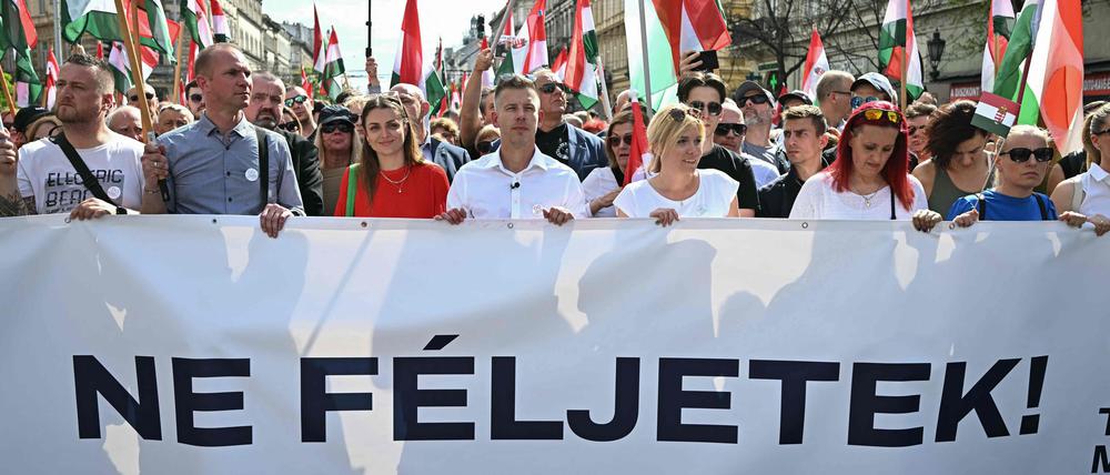 Péter Magyar (M.) ist der neue Hoffnungsträger der ungarischen Opposition.