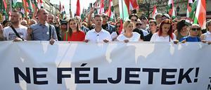 Péter Magyar (M.) ist der neue Hoffnungsträger der ungarischen Opposition.