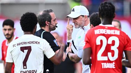 Trainer Thomas Tuchel sah in Heidenheim die Gelbe Karte und fehlt gegen Köln gesperrt.
