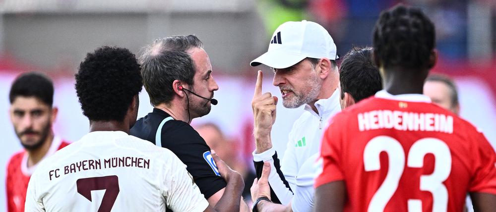 Trainer Thomas Tuchel sah in Heidenheim die Gelbe Karte und fehlt gegen Köln gesperrt.