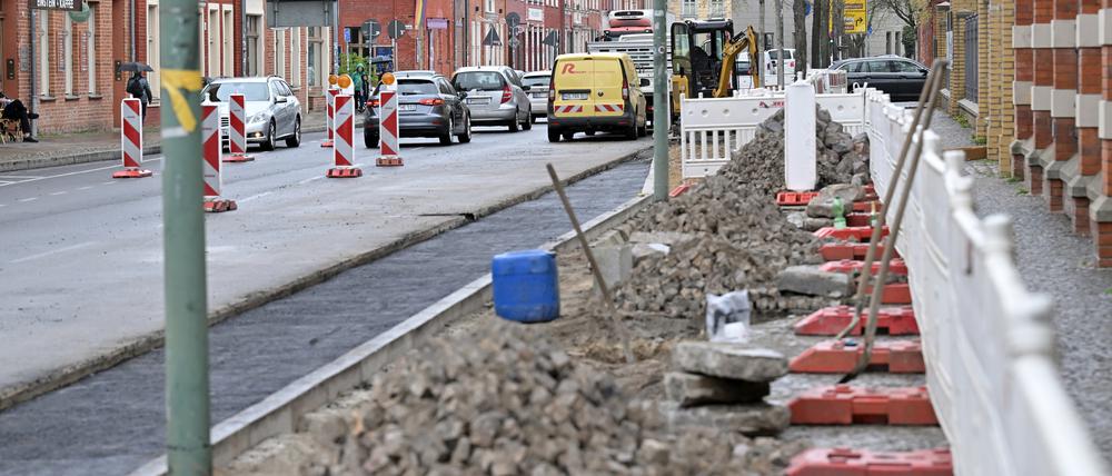 Fünf Linden wurden in der Kurfürstenstraße gefällt, aus dem Radweg auf dem Bürgersteig wird ein sogenannter Schutzstreifen auf der Fahrbahn. Die Arbeiten sollen bis Ende dieser Woche abgeschlossen sein.