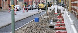 Fünf Linden wurden in der Kurfürstenstraße gefällt, aus dem Radweg auf dem Bürgersteig wird ein sogenannter Schutzstreifen auf der Fahrbahn. Die Arbeiten sollen bis Ende dieser Woche abgeschlossen sein.