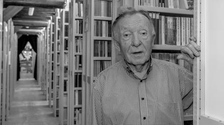 Der deutsche Schauspieler, Regisseur und Theaterintendant Peter Sodann (1. Juni 1936 bis 5. April 2024) in seiner Bibliothek.