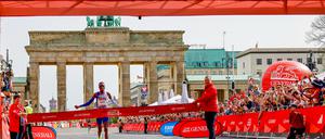 Der Kenianer Daniel Simiu Ebenyo läuft beim Berliner Halbmarathon zum Sieg. 