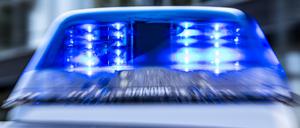 ILLUSTRATION - 28.09.2021, Nordrhein-Westfalen, Gütersloh: Das Blaulicht an einem Polizeiwagen ist eingeschaltet. (zu dpa: «Vier Verletzte bei Frontalzusammenstoß im Landkreis Sigmaringen») Foto: David Inderlied/dpa +++ dpa-Bildfunk +++