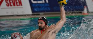Tyler Abramson und die Wasserfreunde Spandau 04 gewannen das Hinspiel in Savona. Spiel zwei findet am 27. April statt.