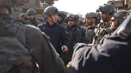 Abzug nach vier Monaten. Ein Großteil der Soldaten (hier bei einem Truppenbesuch von Verteidigungsminister Yoav Gallant) haben den südlichen Gazastreifen bei Chan Junis verlassen.
