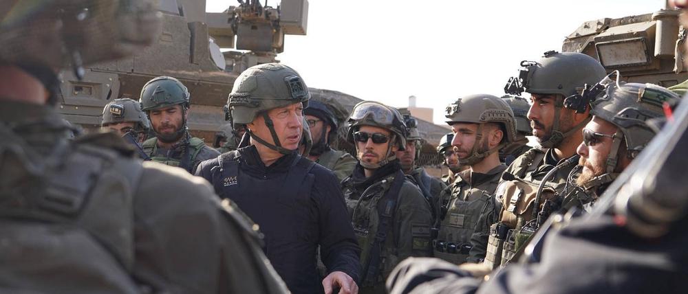 Abzug nach vier Monaten. Ein Großteil der Soldaten (hier bei einem Truppenbesuch von Verteidigungsminister Yoav Gallant) haben den südlichen Gazastreifen bei Chan Junis verlassen.