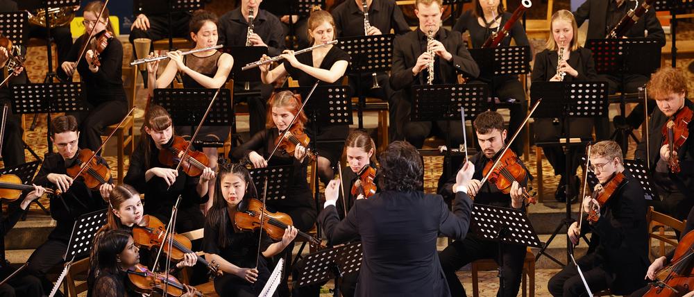Konzert der Jungen Philharmonie Brandenburg in der Erlöserkirche Potsdam unter Leitung von Peter Sommerer. Auftakt zur Reihe „Musikschulen öffnen Kirchen“.
