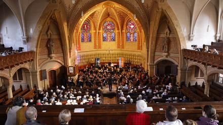 Konzert der Jungen Philharmonie Potsdam in der Erlöserkirche Potsdam unter Leitung von Peter Sommerer. 