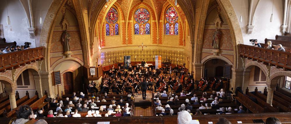 Konzert der Jungen Philharmonie Potsdam in der Erlöserkirche Potsdam unter Leitung von Peter Sommerer. 