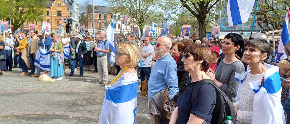 400 Menschen haben sich zum Gedenken an das Hamas-Massaker versammelt.