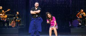 Mutter und Tochter im Dialog, mehr oder weniger. Sesede Terziyan und Taner Şahintürk in „Unser Deutschlandmärchen“.