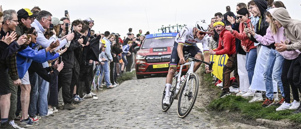 Mathieu van der Poel war auf dem berüchtigten Kopfsteinpflaster lange allein unterwegs.