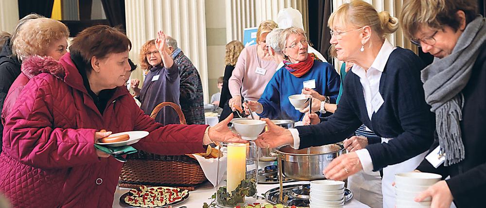 Aktion „Gedeckter Tisch“ in der Potsdamer Nikolaikirche im Jahr 2020.