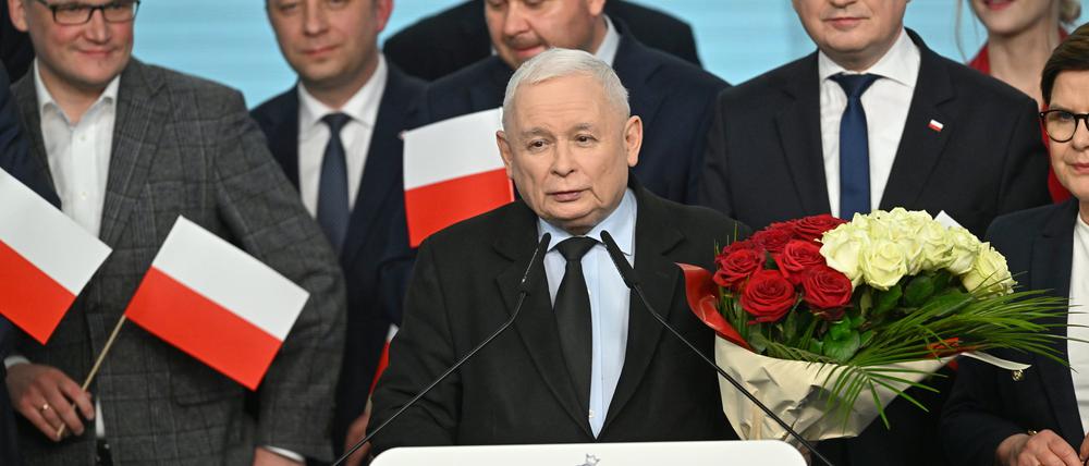 Der Vorsitzende der größten Oppositionspartei Recht und Gerechtigkeit (PiS), Jaroslaw Kaczynski (M), reagiert nach der Bekanntgabe der vorläufigen Ergebnisse der Kommunalwahlen in der PiS-Zentrale in Warschau.
