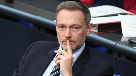 Christian Lindner (FDP), Bundesfinanzminister, sitzt auf der Regierungsbank im Bundestag.