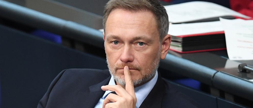 Christian Lindner (FDP), Bundesfinanzminister, sitzt auf der Regierungsbank im Bundestag.