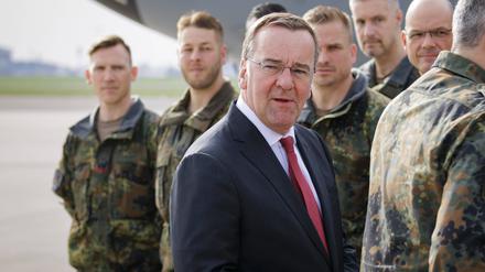 Bundesverteidigungsminister Boris Pistorius inmitten seiner Truppe 