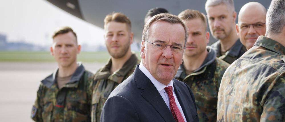 Bundesverteidigungsminister Boris Pistorius inmitten seiner Truppe