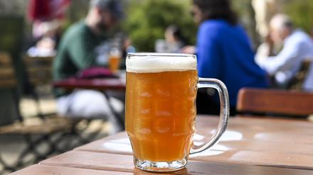 Bier in einem Biergarten.