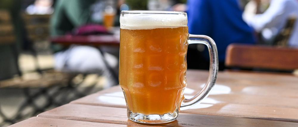Bier in einem Biergarten.