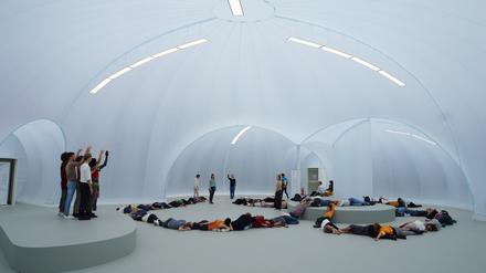 Alexandra Pirici, „Aggregate“, 2017–2019. Die Künstlerin verwandelt Galerien, Museen und andere Orte in lebendige Landschaften. In Berlin stellt sie im Hamburger Bahnhof aus.