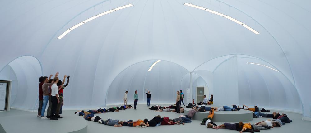 Alexandra Pirici, „Aggregate“, 2017–2019. Die Künstlerin verwandelt Galerien, Museen und andere Orte in lebendige Landschaften. In Berlin stellt sie im Hamburger Bahnhof aus.
