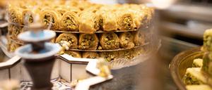 Eine Platte mit Baklava auf einem geschmückten Tisch