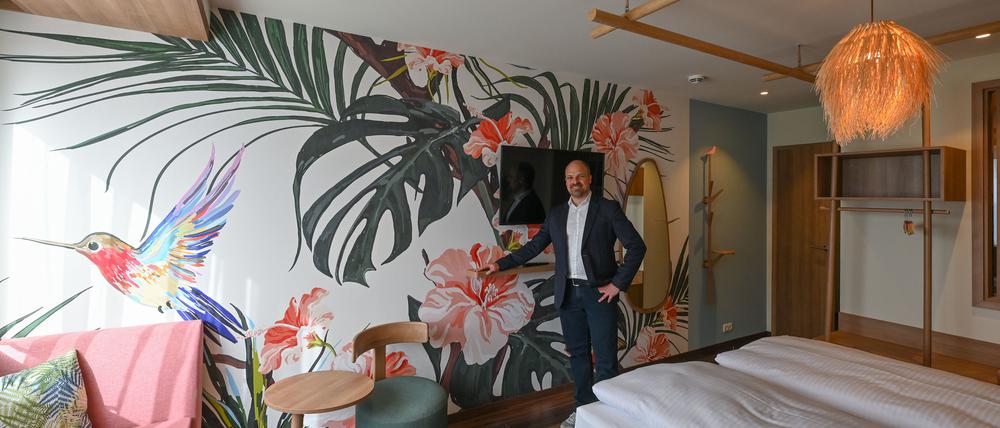 08.04.2024, Brandenburg, Krausnick: Chris Jung, Geschäftsführer des Tropical Island, steht in einem Zimmer im neuen Hotelkomplex «Ohana».